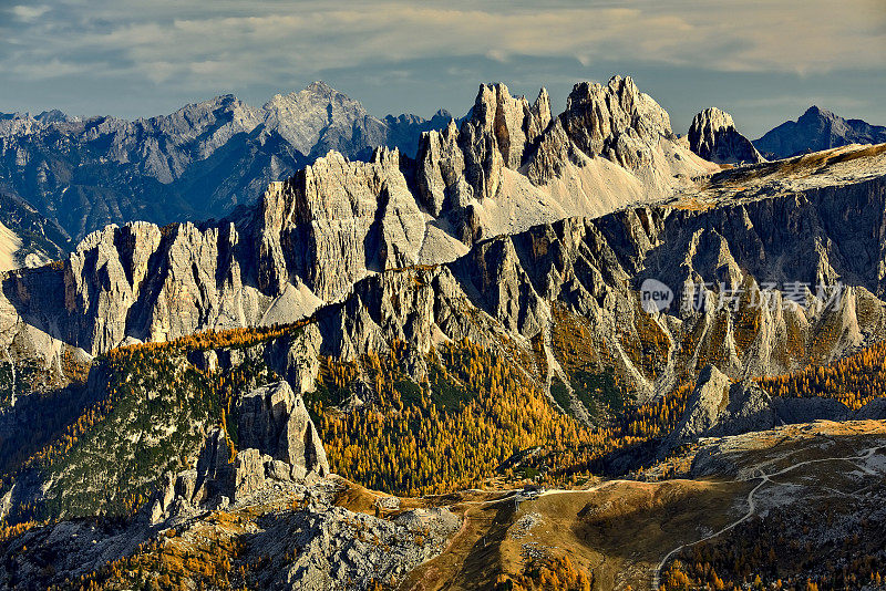 意大利Dolomites的Passo Falzarego——从Rifugio Lagazuoi山顶俯瞰